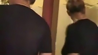뜨거운 목욕탕에서 연장자이자 젊은 성숙한 엄마와 연상 아들