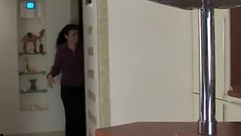 성숙한 엄마가 자기 아들의 친구와의 성적인 만남을 즐긴다