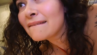 Se En Het Brunett Suga En Ung Killes Kuk Och Få En Mun Full Av Sperma I Den Här Hd-Videon
