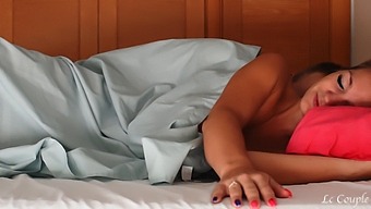 Skutečné Domácí Video Manželčiny Mokré A Kluzké Kundičky, Jak Ji Po Probuzení Proniká Tvrdý Penis