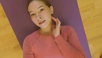 Pose Fleksibel Dan Yoga Sensual Dengan Model Yang Menggairahkan