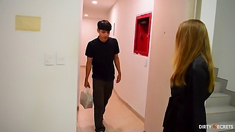 O Studentă Blondă Primește Un Masaj Și Un Anal De La Un Herghelie.