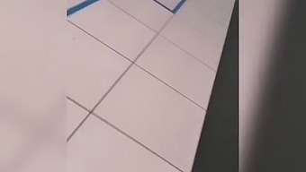 쇼핑객이 슈퍼마켓 방문 중 예상치 못한 쾌감을 경험합니다.