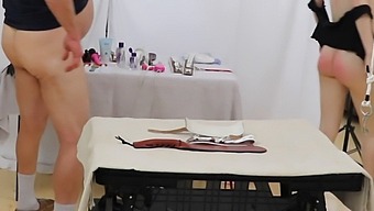 구속된 두 여자가 오랄과 스팽킹 쾌감에 굴복합니다