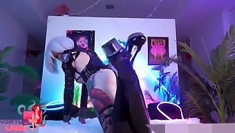 Egy Szexre Vágyó Nő Szerel Egy Nagy Péniszt Egy Nier Automata Témájú Videóban.