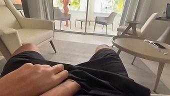 ルームメイトがオナニーしているのを発見したので、彼女とセックスしました。