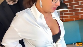 دو مرد با یک زن بالغ بی تنه و دختر نوجوانش در یک عیاشی خانگی وحشیانه شرکت می کنند.