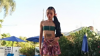 작은 공주가 무서운 만남에서 거대한 몬스터와 마주합니다