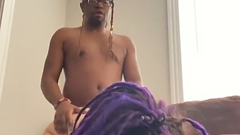 Lillahåret Mand Med Tatoveringer Bliver Domineret I Hardcore Analsex
