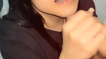 놀라운 십대가 친구의 재정적 도움을 받은 후 직장에서 의붓사촌과 몰래 성행위를 해.