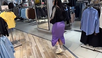Un Fan Mi Incontra Al Centro Commerciale E Mi Porta Nei Posti Che Mi Piacciono.
